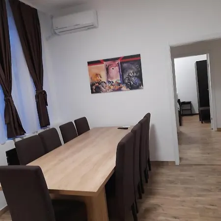 Budget Artistika, 3 Bedrooms And 2 Full Bathrooms Apartamento Belgrado