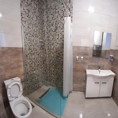 Budget Artistika, 3 Bedrooms And 2 Full Bathrooms Belgrado